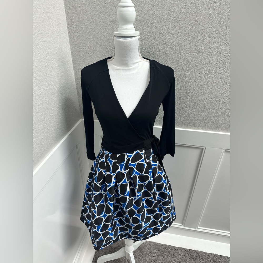 Diane Von Furstenberg DVF wrap dress flare skirt with hidden pockets Size 0
